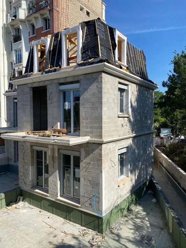 Surélévation en blocs béton sur une maison ancienne