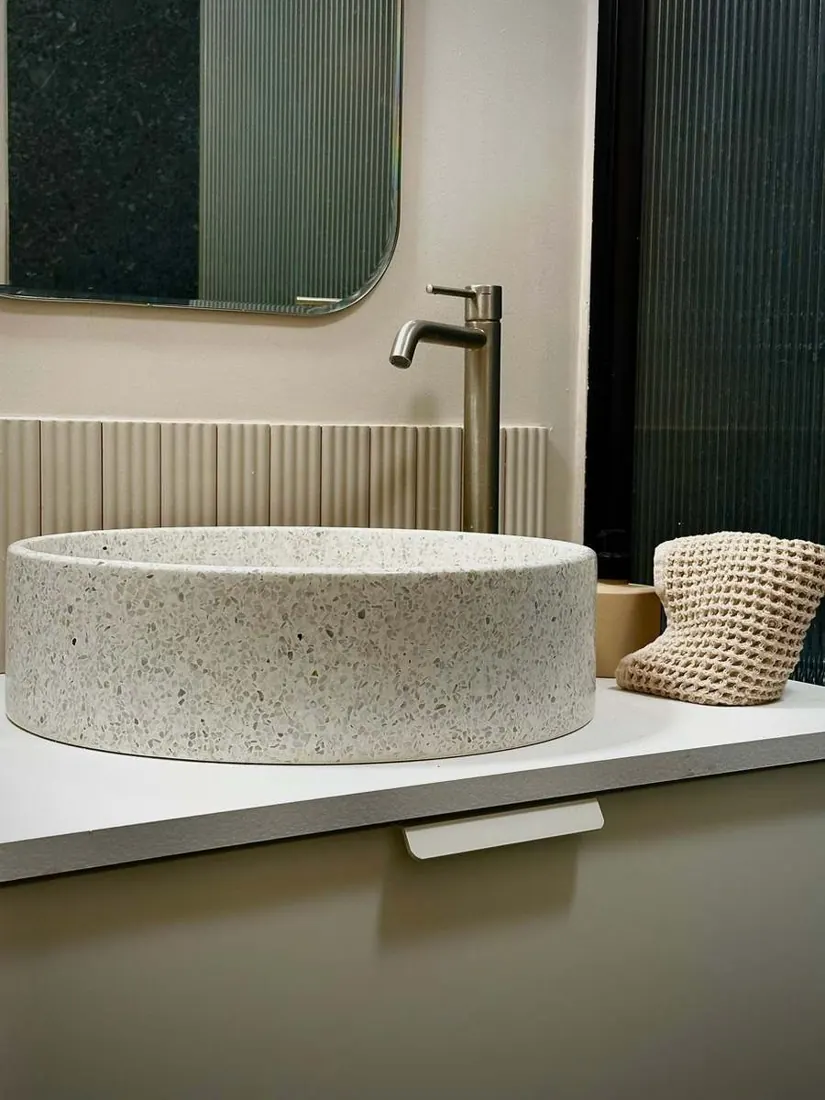 Vasque en terrazzo et faïence cannelée